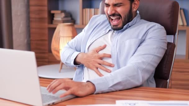 Chorzy Indyjscy Biznesmeni Trzymający Żołądek Bólu Podczas Pracy Przy Komputerze — Wideo stockowe