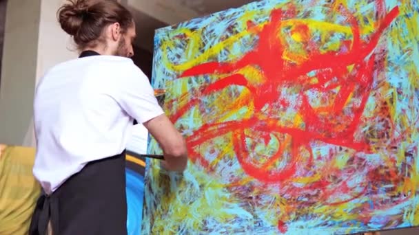 티셔츠를 머리를 혁신적 재능있는 예술가는 사용하여 걸작을 만든다 사람은 그림을 — 비디오