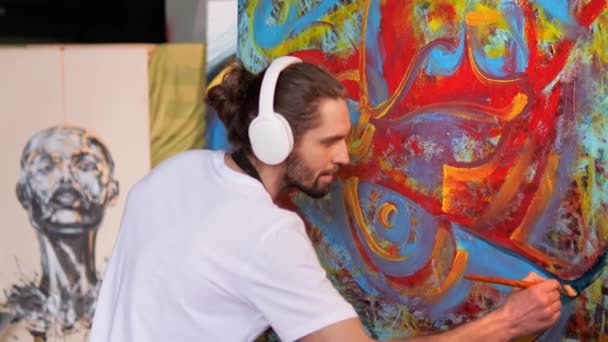 Creative Innovative Talented Artist Long Hair Headphones Wearing Black Apron — Stock Video