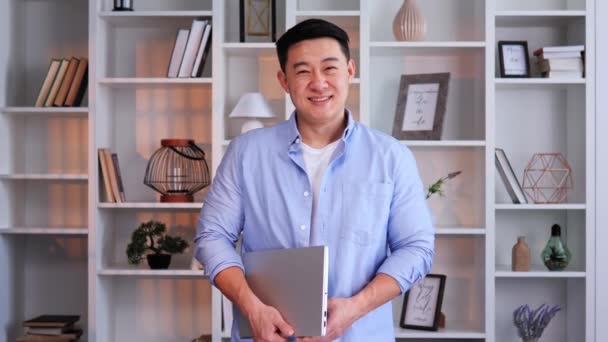 Mutlu Kendinden Emin Zeki Asyalı Adamı Kameraya Bakıyor Gülümsüyor Girişimcilik — Stok video
