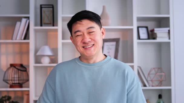 Empresario Chino Positivo Sonríe Con Confianza Retrato Oficina Serio Mostrando — Vídeos de Stock