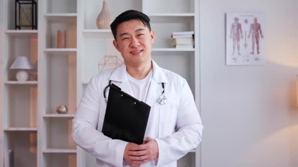Koreański Lekarz Pozuje Portretu Patrząc Prosto Kamerę Poważnym Wyrazem Twarzy — Wideo stockowe