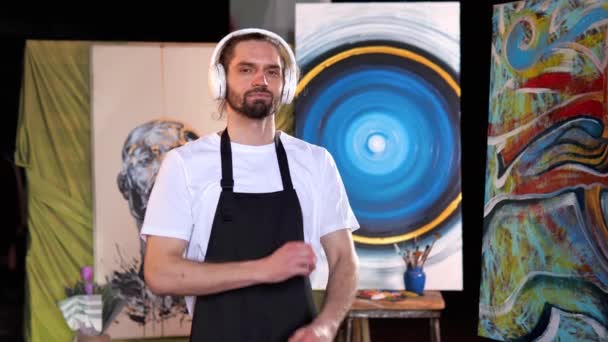 Niesamowity Portret Artysty Noszącego Białe Słuchawki Przecinające Dłonie Kreatywnym Studio — Wideo stockowe