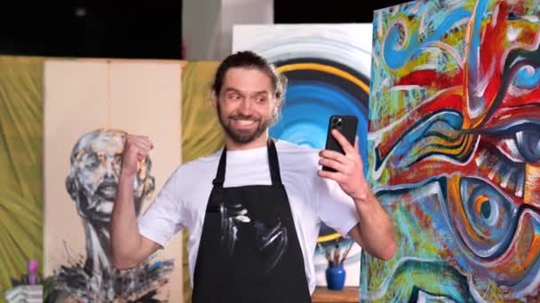 Счастливый Талантливый Художник Отправляет Текстовое Сообщение Улыбкой Лице После Продажи — стоковое видео