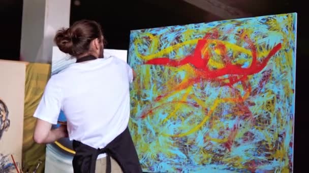 Charismatisch Getalenteerd Mooi Kunstenaar Benadert Zijn Doek Gebruikt Zijn Penseel — Stockvideo