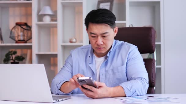 Opptatt Kinesisk Forretningsmann Har Mobiltelefon Ikke Stand Til Overføre Midler – stockvideo