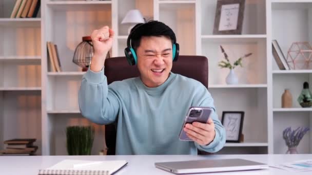 Charyzmatyczny Podekscytowany Młody Azjatycki Mieszany Biznesmen Rasy Azjatyckiej Nosi Słuchawki — Wideo stockowe