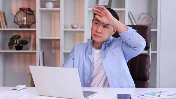 Asiatische Büroangestellte Aus Korea Oder Japan Arbeiten Einem Laptop Einem — Stockvideo