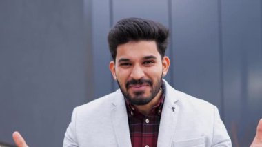 Neşeli, yakışıklı, enerjik İspanyol adam heyecanını ifade ediyor. Coşkulu, karizmatik bir adam. Hoş haberlere tepki olarak haykırıyor. Coşku, mutluluk, neşe, sürpriz, heyecan, pozitiflik