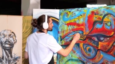 Büyüleyici sanat çağdaş geleneksel stilleri birleştirir, sanatçılar tarafından canlandırılan büyüleyici dokular ve renkler yoluyla insan özünü ortaya çıkarır. Sanatçının derin duygusal durumu 