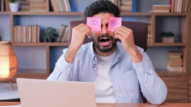 Uyuyan Hintli Ofis Çalışanı Masasında Komik Bir Şekerleme Yapıyor Gözlerini — Stok video