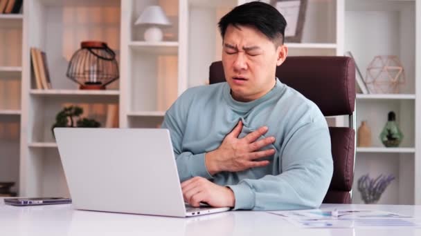中国自由职业商人感到身体不适 感到恐慌 呼吸困难 胸部疼痛 男人摸了摸胸部 想在独处的时候安慰一下自己 — 图库视频影像