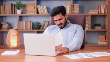 Sıkıntılı bir ofis çalışanı ya da işadamı, midesinde ani keskin bir ağrı hissediyor. Adam midesini sindirim sorunları, gastrit ya da uygunsuz yeme alışkanlıkları nedeniyle eliyle tutuyor.