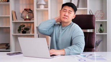 Asyalı bir ofis çalışanının boynunda ani keskin bir ağrı. Koreli işadamı masada oturuyor, bilgisayarla çalışan yerleşik yaşam tarzından dolayı boynuna masaj yapıyor. Adam kaslardaki gerilimi azaltmaya çalışıyor.