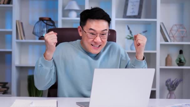 Veselý Nadšený Čínský Obchodník Oslavuje Vítězství Muž Křičící Předvádějící Vzrušení — Stock video
