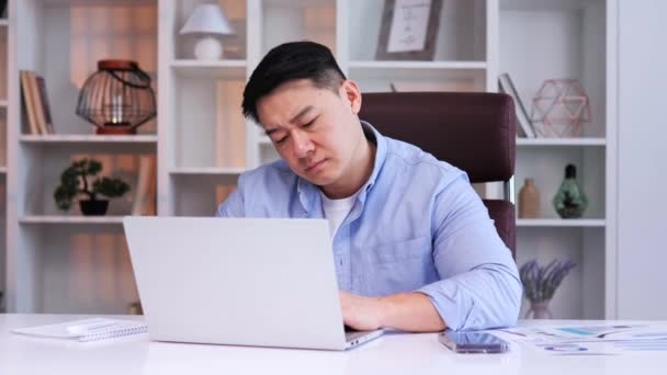 Gestor Masculino Asiático Exausto Sentado Mesa Escritório Sentindo Sobrecarregado Entediado — Vídeo de Stock