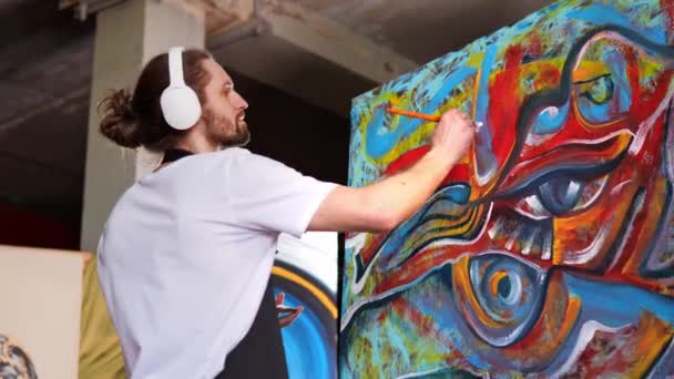 Artista Innovador Usa Auriculares Blancos Mientras Pinta Una Pintura Óleo — Vídeos de Stock