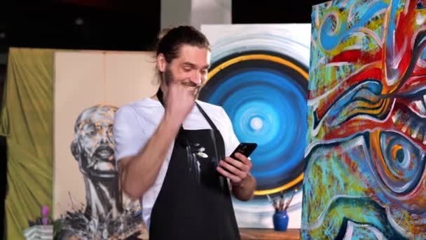 Voller Freude Schreibt Der Gelernte Maler Mit Einem Breiten Lächeln — Stockvideo
