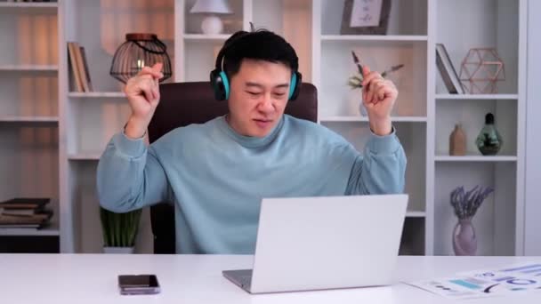 Wschodni Chińczyk Luźnych Ciuchach Słuchawkach Tańczący Piosenki Biurze Radosny Zrelaksowany — Wideo stockowe