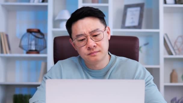 Unatkozó Szomorú Kimerült Ázsiai Férfi Irodai Munkás Szemüvegben Íróasztalnál Laptopján — Stock videók