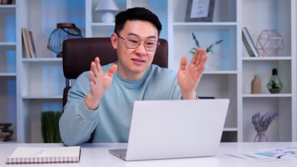 Κινέζος Επιχειρηματίας Που Μιλάει Αυτοπεποίθηση Στην Κάμερα Του Διαδικτύου Κάνοντας — Αρχείο Βίντεο