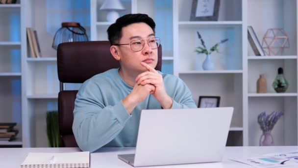 Introspectiva Determinado Empresário Asiático Está Absorvido Trabalho Laptop Com Confiança — Vídeo de Stock