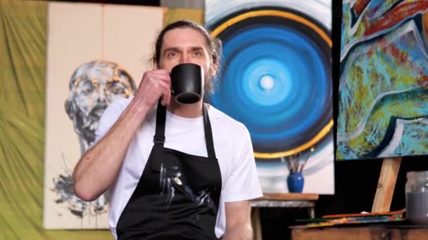 Przemyślany Artysta Rozważa Motywację Inspirację Przy Filiżance Kawy Swoim Studio — Wideo stockowe