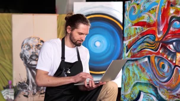 Beau Artiste Masculin Créant Des Œuvres Art Dans Son Espace — Video