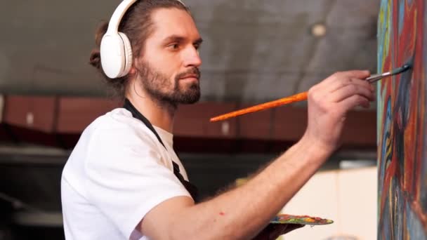 Концентрированный Творческий Человек Художник Создающий Шедевр Искусства Студии Мужчина Рисует — стоковое видео