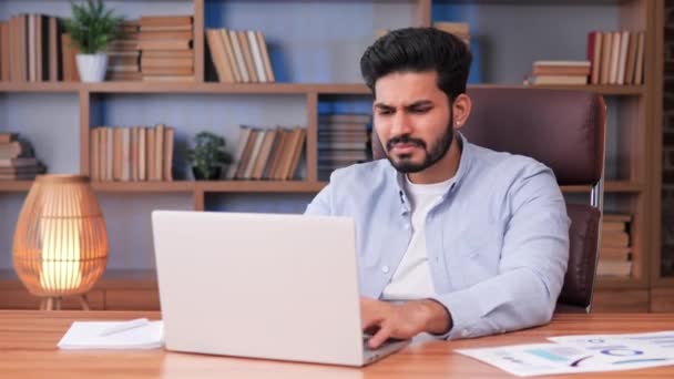Naštvaný Indián Sedí Kanceláři Cítí Otrávený Problémy Laptopem Systémová Chyba — Stock video