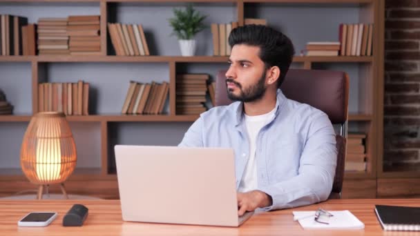 Empresário Indiano Atencioso Trabalha Laptop Uma Mesa Escritório Moderna Masculino — Vídeo de Stock