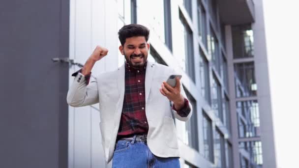 Mutlu Hintli Kazanan Adamı Akıllı Telefonuyla Görüşmesi Yapıyor Cep Telefonuyla — Stok video