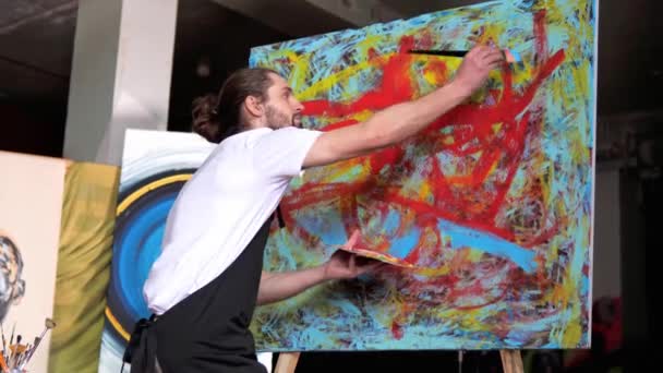 캔버스 아티스트에 생기넘치는 감정적 유화를 만들기 사용하여 미술에 특화된 미술가가 — 비디오