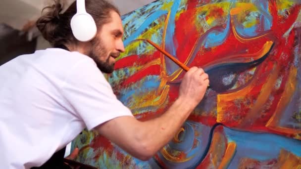 Beyaz Tişört Siyah Önlük Giymiş Hayal Gücü Kuvvetli Bir Sanatçı — Stok video