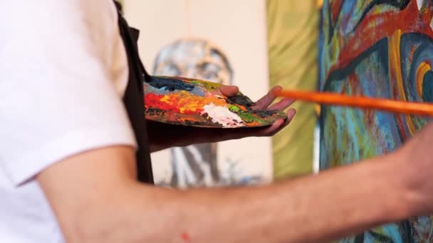 창조적 재능있는 예술가는 팔레트를 손에는 색상의 페인트를 손에는 추상적 작품을 — 비디오