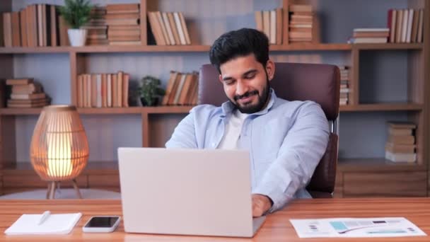 Индийский Бизнесмен Закончил Работу Над Ноутбуком Мужчина Кладет Руки Голову — стоковое видео