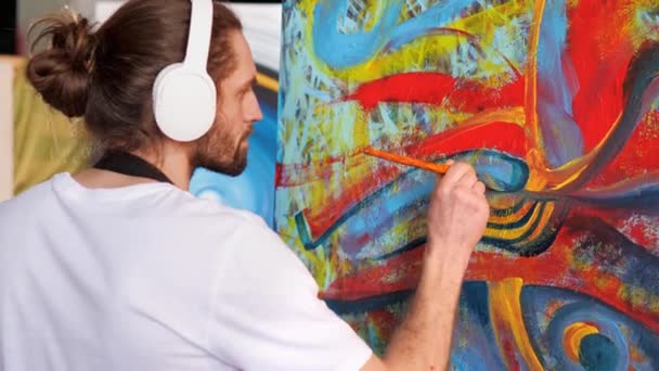 Творческий Человек Художник Создающий Шедевр Искусства Студии Мужчина Рисует Холсте — стоковое видео
