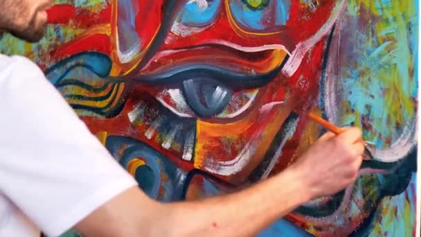 Close Van Getalenteerde Innovatieve Kunstenaar Maakt Gebruik Van Penselen Kleurrijke — Stockvideo