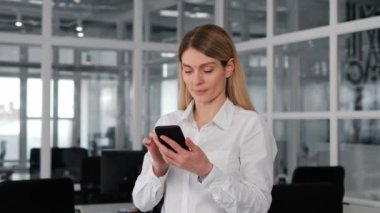 Genç, başarılı, mutlu bir kadın zaferi kutluyor. Cep telefonu şirketinin laptop kazanan piyango teklifine bakın. Yeni iş fırsatı hakkında iyi bir sürpriz oldu.