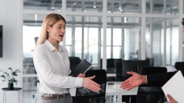 Hintli işadamı iş anlaşmalarının başarıyla tamamlanmasını kutlamak için ofis ortağına yaklaşıyor. İş insanlarını selamlama, uluslararası işbirliği ve yatırım