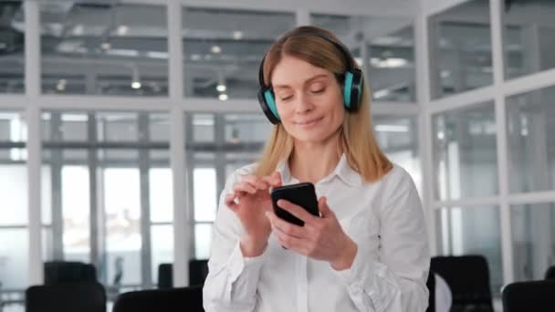 Funny Businesswoman Dancing Wireless Headphones Mobile Phone Office Woman Exemplifying — Stock Video