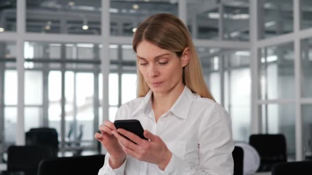 Mladá Kancelářská Pracovnice Která Čte Velmi Špatné Zprávy Smartphonu Ženský — Stock video