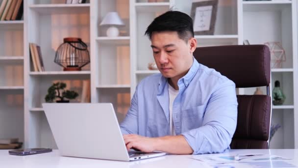 아시아계 프리랜서 코치는 사무실에서 인터넷으로 일하는 컴퓨터를 사용하여 온라인 학습을 — 비디오