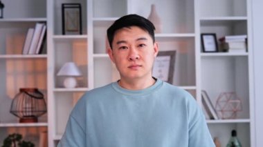 Ofisteki kendine güvenen Asyalı iş adamının yakın plan portresi kameraya ciddi şekilde bakıyor. Başarılı bir işadamı, profesyonel portre için programcı, girişimci, yatırımcı veya bankacı olabilir