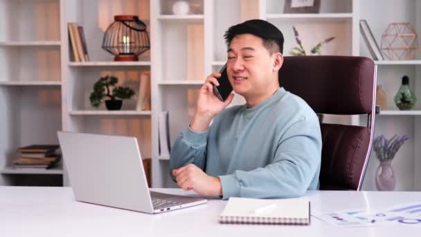 Счастливый Улыбающийся Азиатский Бизнесмен Занимается Сетевым Общением Через Телефонный Звонок — стоковое видео