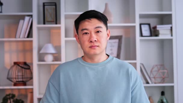 Portrait Gros Plan Homme Affaires Asiatique Confiant Bureau Regarde Sérieusement — Video