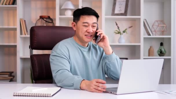 Pozytywny Azjatycki Biznesmen Profesjonalnym Środowisku Uśmiechnięty Angażuje Się Tworzenie Sieci — Wideo stockowe