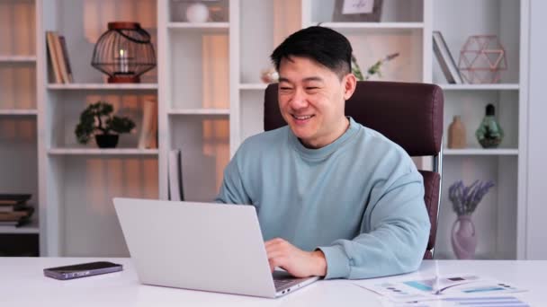 Χαλαρωμένος Ασιάτης Ικανοποιημένος Επιχειρηματίας Ευτυχισμένος Άνθρωπος Τελειώσει Δουλειά Του Υπολογιστή — Αρχείο Βίντεο