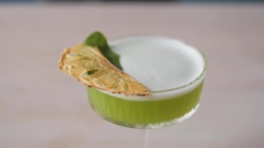 Soylu kaliteli votka aroması limonun tatsızlığı ve ananasın tatlı notalarıyla birlikte çalışır. Karmaşık lezzet profili ve dengeli tatlılığı onu her durum için mükemmel bir seçim yapıyor.