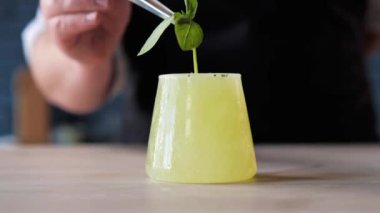 Soda, limon suyu, basit şurup, fesleğen. Fesleğen ve meyve suyunun tazeliği ilk yudumdan sonra hissettiklerinizdir. Gerçek gurmeler için ideal alkolsüz, ferahlatıcı yaz içeceği.